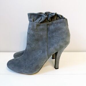 Me Too Juju14 Suede Ruffle Ankle Booties Grey Size 9